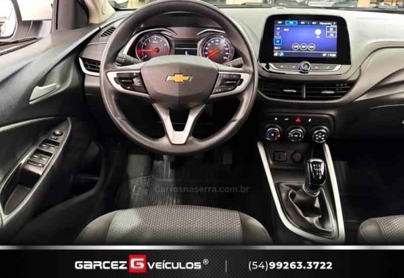 CHEVROLET - ONIX - 2022/2023 - Branca - R$ 72.000,00