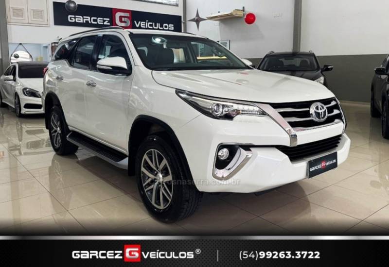 TOYOTA - HILUX SW4 - 2016/2017 - Branca - R$ 210.000,00