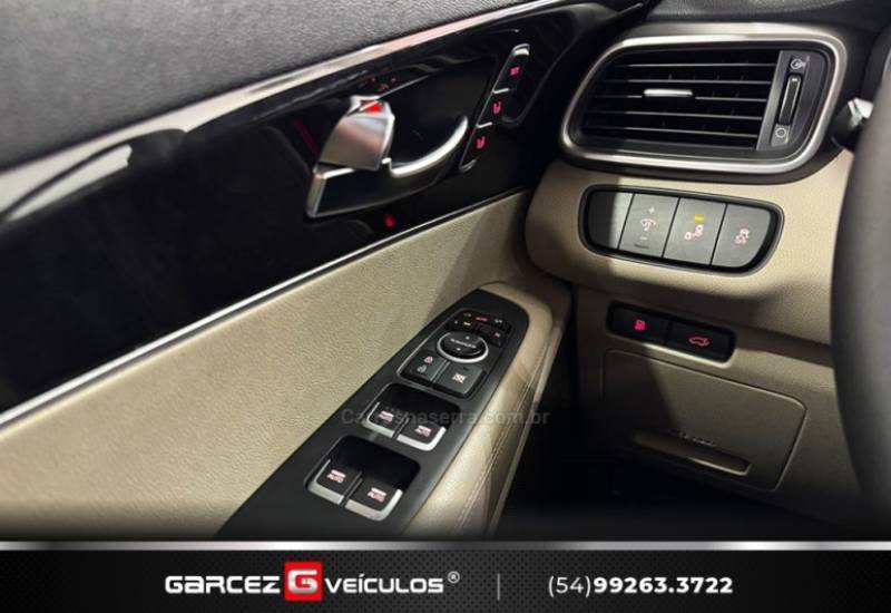 KIA MOTORS - SORENTO - 2015/2016 - Preta - R$ 115.000,00