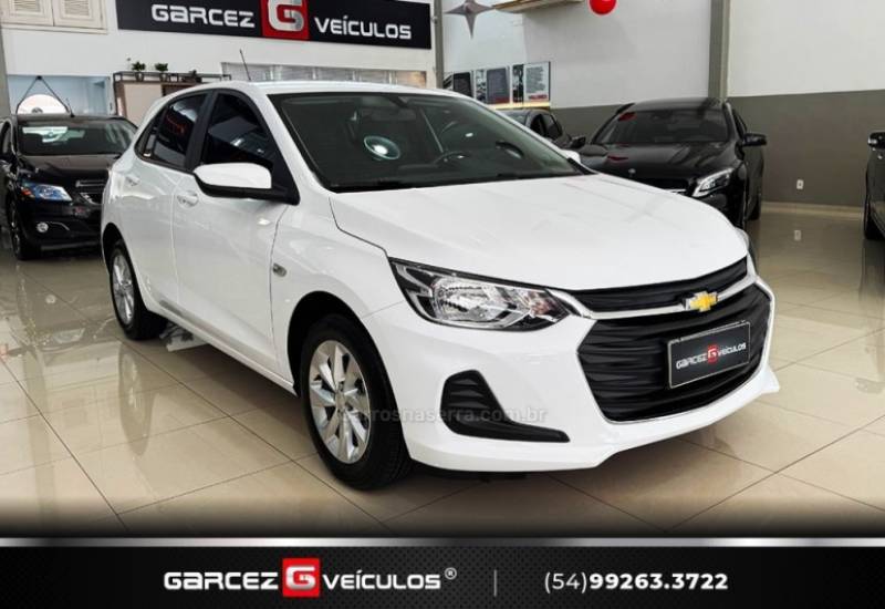 CHEVROLET - ONIX - 2022/2023 - Branca - R$ 72.000,00