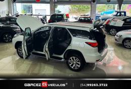 TOYOTA - HILUX SW4 - 2016/2017 - Branca - R$ 210.000,00