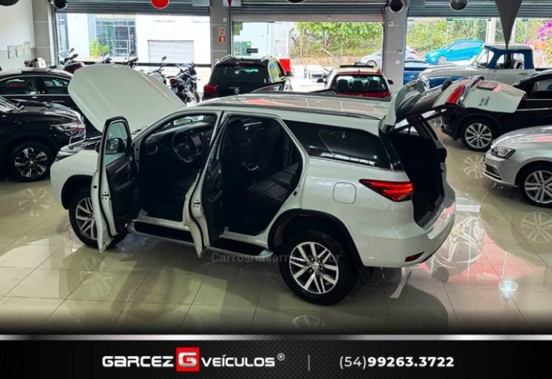 TOYOTA - HILUX SW4 - 2016/2017 - Branca - R$ 210.000,00