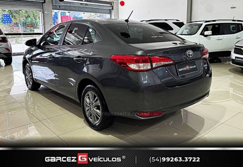 TOYOTA - YARIS - 2021/2022 - Cinza - R$ 84.900,00
