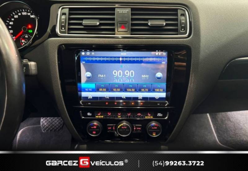 VOLKSWAGEN - JETTA - 2015/2016 - Prata - R$ 92.000,00