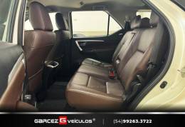 TOYOTA - HILUX SW4 - 2016/2017 - Branca - R$ 210.000,00