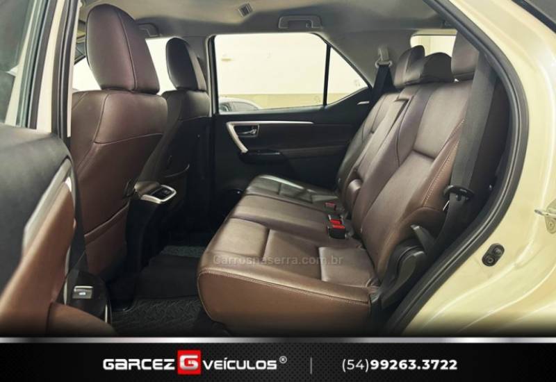 TOYOTA - HILUX SW4 - 2016/2017 - Branca - R$ 210.000,00