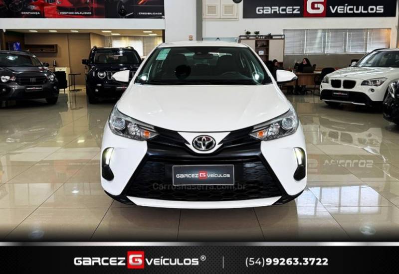 TOYOTA - YARIS - 2022/2023 - Branca - R$ 93.000,00