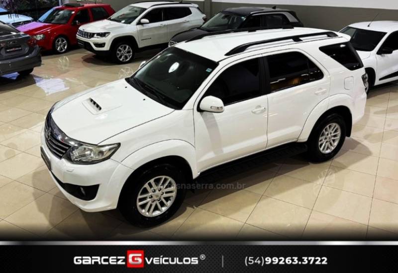 TOYOTA - HILUX SW4 - 2013/2013 - Branca - R$ 144.900,00