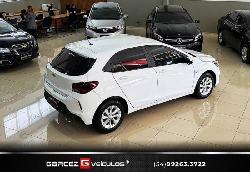 CHEVROLET - ONIX - 2022/2023 - Branca - R$ 72.000,00