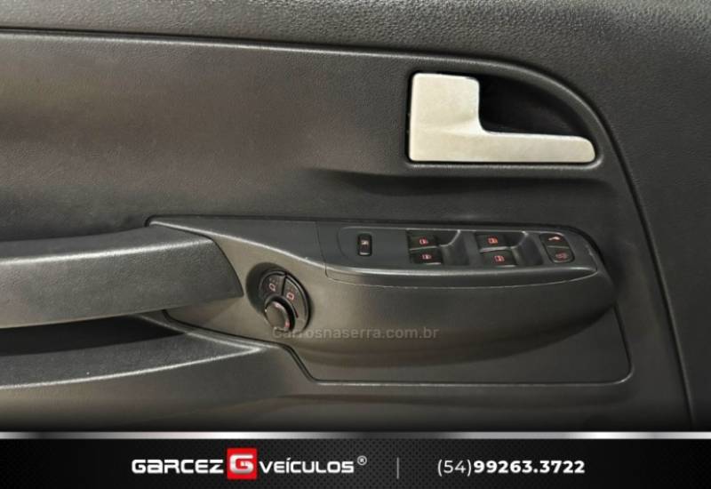 VOLKSWAGEN - CROSSFOX - 2005/2006 - Preta - R$ 32.900,00