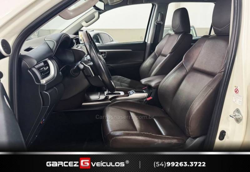 TOYOTA - HILUX SW4 - 2016/2017 - Branca - R$ 210.000,00