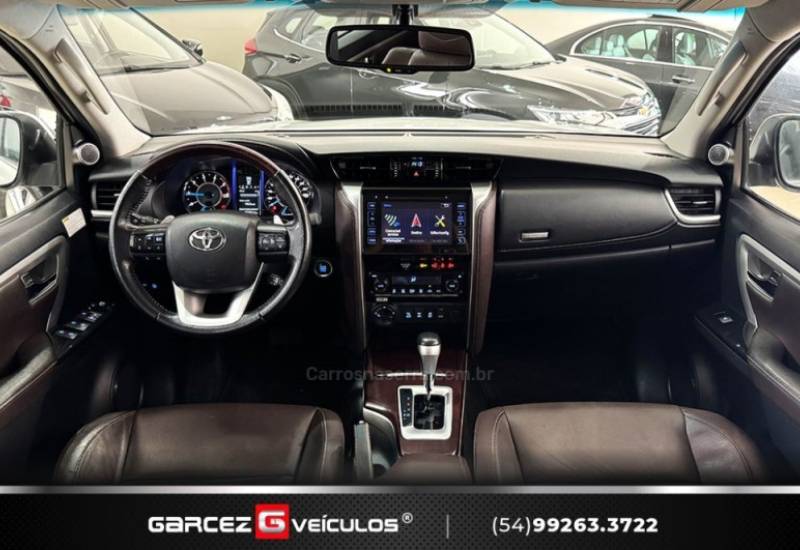 TOYOTA - HILUX SW4 - 2016/2017 - Branca - R$ 210.000,00