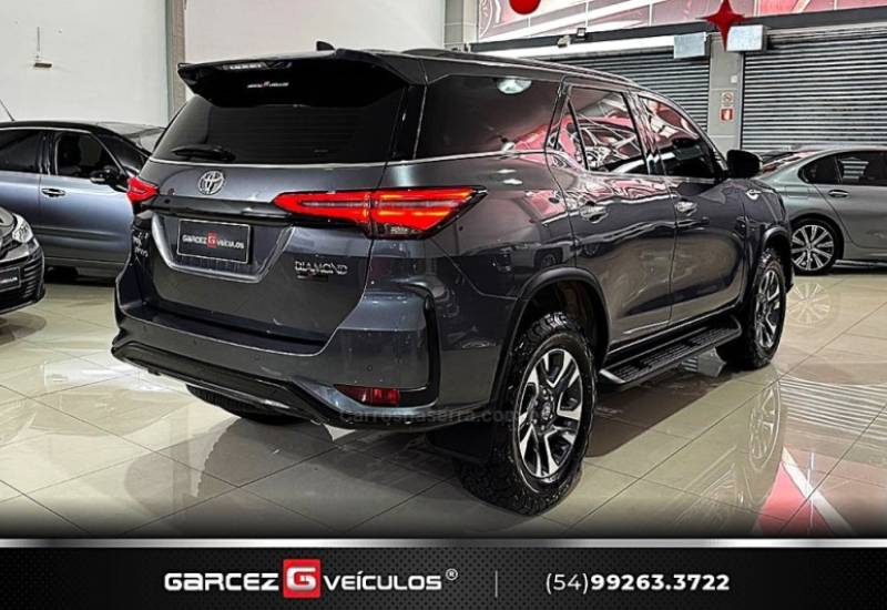 TOYOTA - HILUX SW4 - 2022/2022 - Cinza - R$ 349.900,00