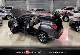 TOYOTA - HILUX SW4 - 2022/2022 - Cinza - R$ 349.900,00