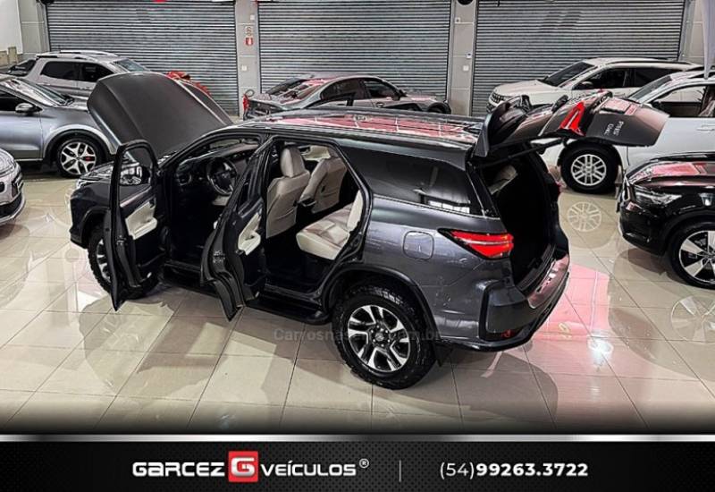 TOYOTA - HILUX SW4 - 2022/2022 - Cinza - R$ 349.900,00