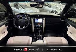 TOYOTA - HILUX SW4 - 2022/2022 - Cinza - R$ 349.900,00