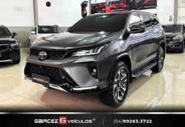 TOYOTA - HILUX SW4 - 2022/2022 - Cinza - R$ 349.900,00