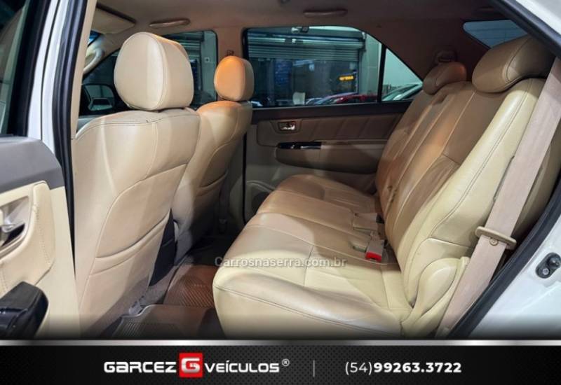 TOYOTA - HILUX SW4 - 2013/2013 - Branca - R$ 144.900,00