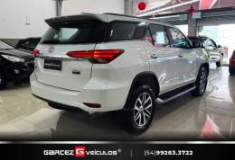 TOYOTA - HILUX SW4 - 2016/2017 - Branca - R$ 210.000,00