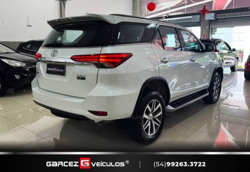 TOYOTA - HILUX SW4 - 2016/2017 - Branca - R$ 210.000,00