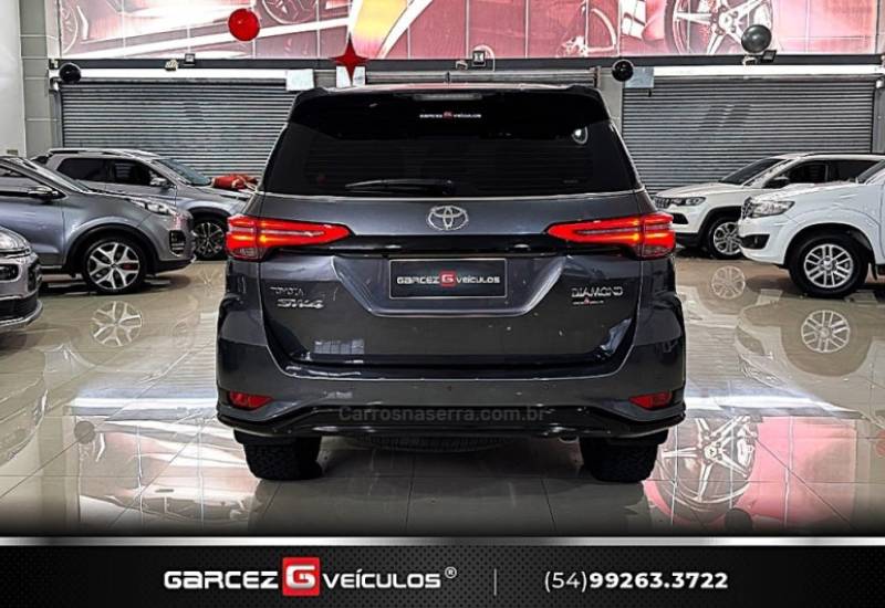 TOYOTA - HILUX SW4 - 2022/2022 - Cinza - R$ 349.900,00