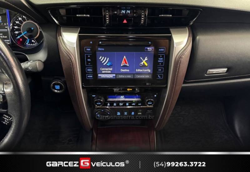 TOYOTA - HILUX SW4 - 2016/2017 - Branca - R$ 210.000,00