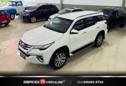 TOYOTA - HILUX SW4 - 2016/2017 - Branca - R$ 210.000,00
