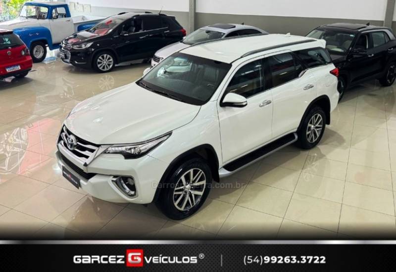 TOYOTA - HILUX SW4 - 2016/2017 - Branca - R$ 210.000,00
