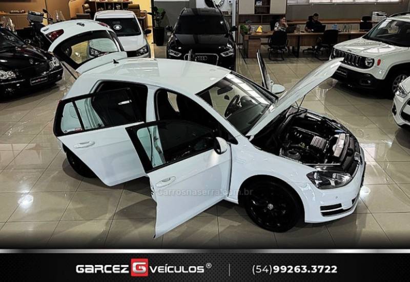 VOLKSWAGEN - GOLF - 2014/2015 - Branca - R$ 83.900,00